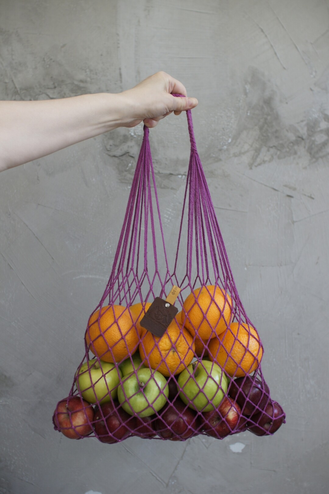 В рамках проекта «Авоська дарит надежду» незрячие люди в нескольких городах республики плетут авоськи на продажу