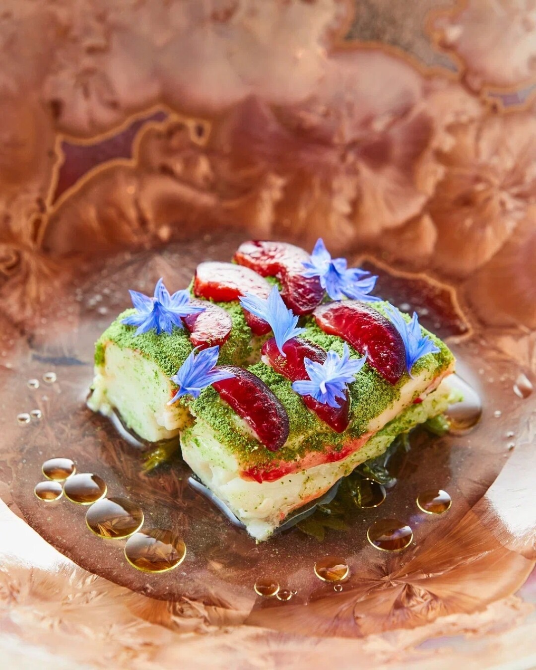 Краб в сочетании с маринованной крапивой