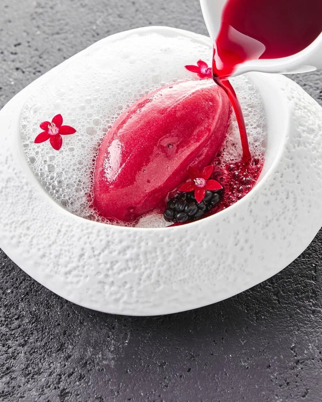 Сугудай из нельмы с ферментированным крыжовником и соусом из бузины