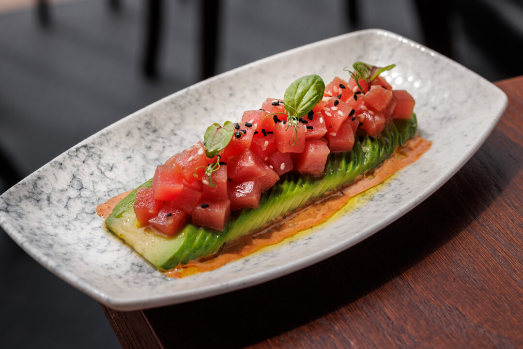 тартар из тунца блюфин с авокадо и соусом коб