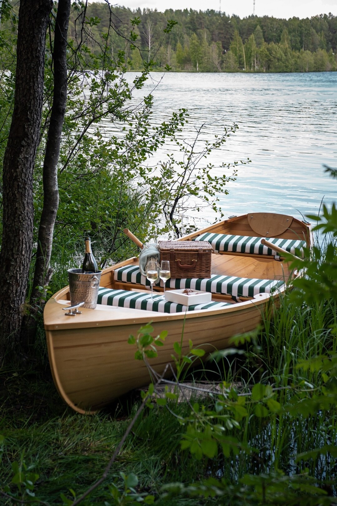 Романтический пикник на лодке