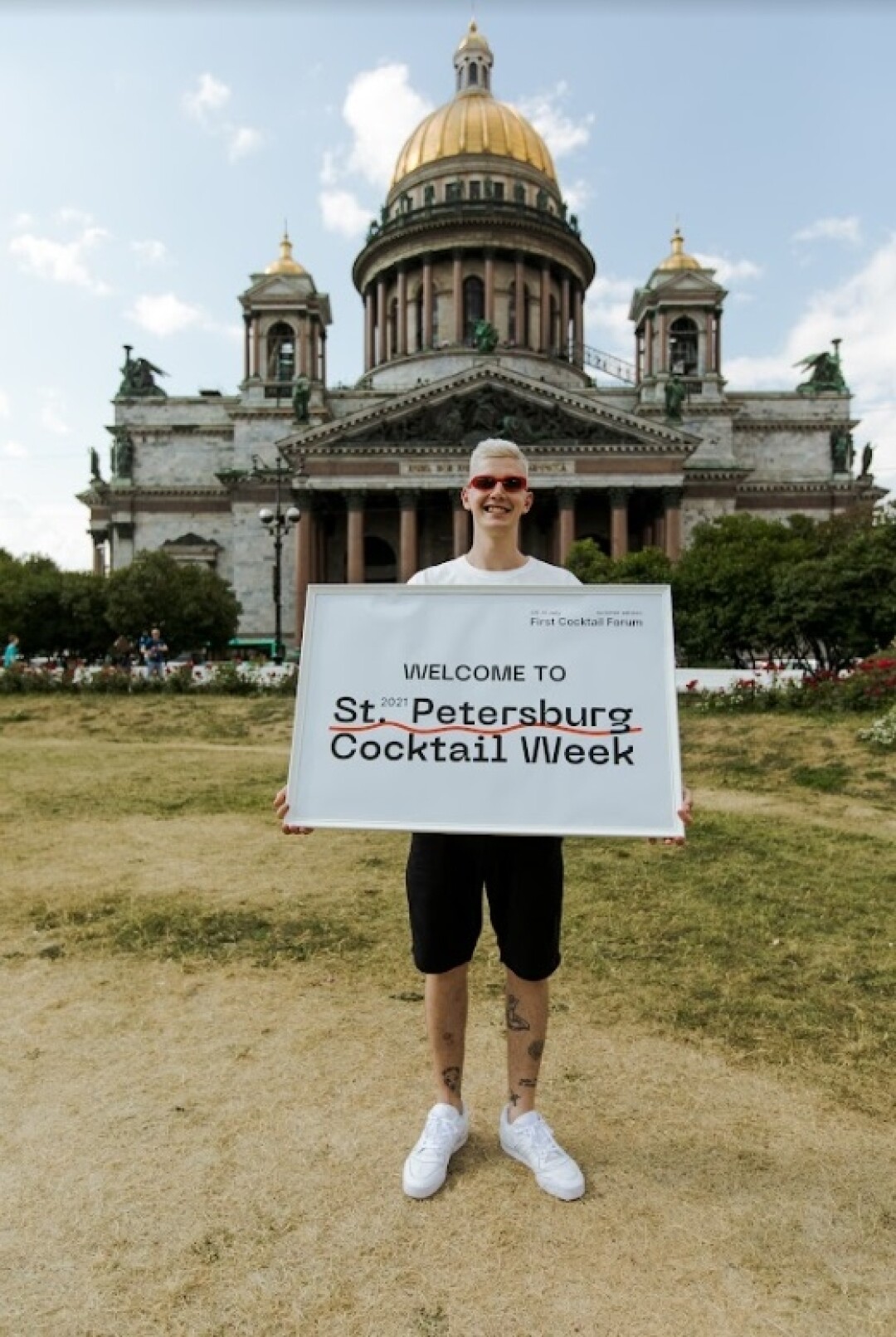 И гости нашего города: амбассадор Saint Petersburg Cocktail Week и первой крафтовой водки России Даниил Золотухин встречает гостей недели