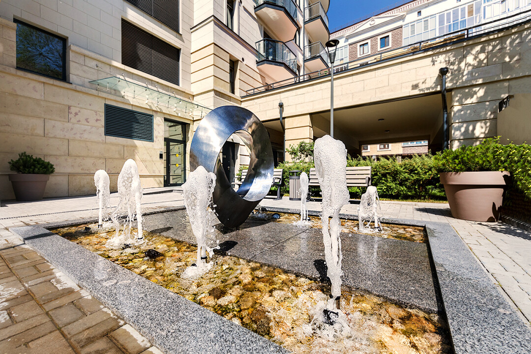 Фонтан во дворе клубного дома «Октавия»