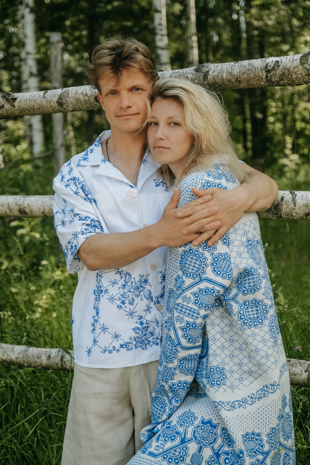 Жена Евгения, актриса и продюсер Марта Ткачук — в команде театра «ВелесО». На Жене: брюки UShatava, рубашка Soeurs (8 store) На Марте: платье Soeurs