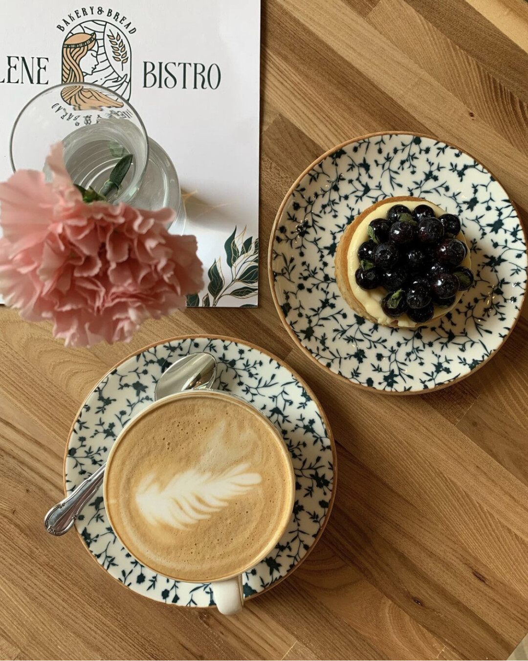 В Helene Bistro можно заглянуть на чашку кофе после прогулки по набережной