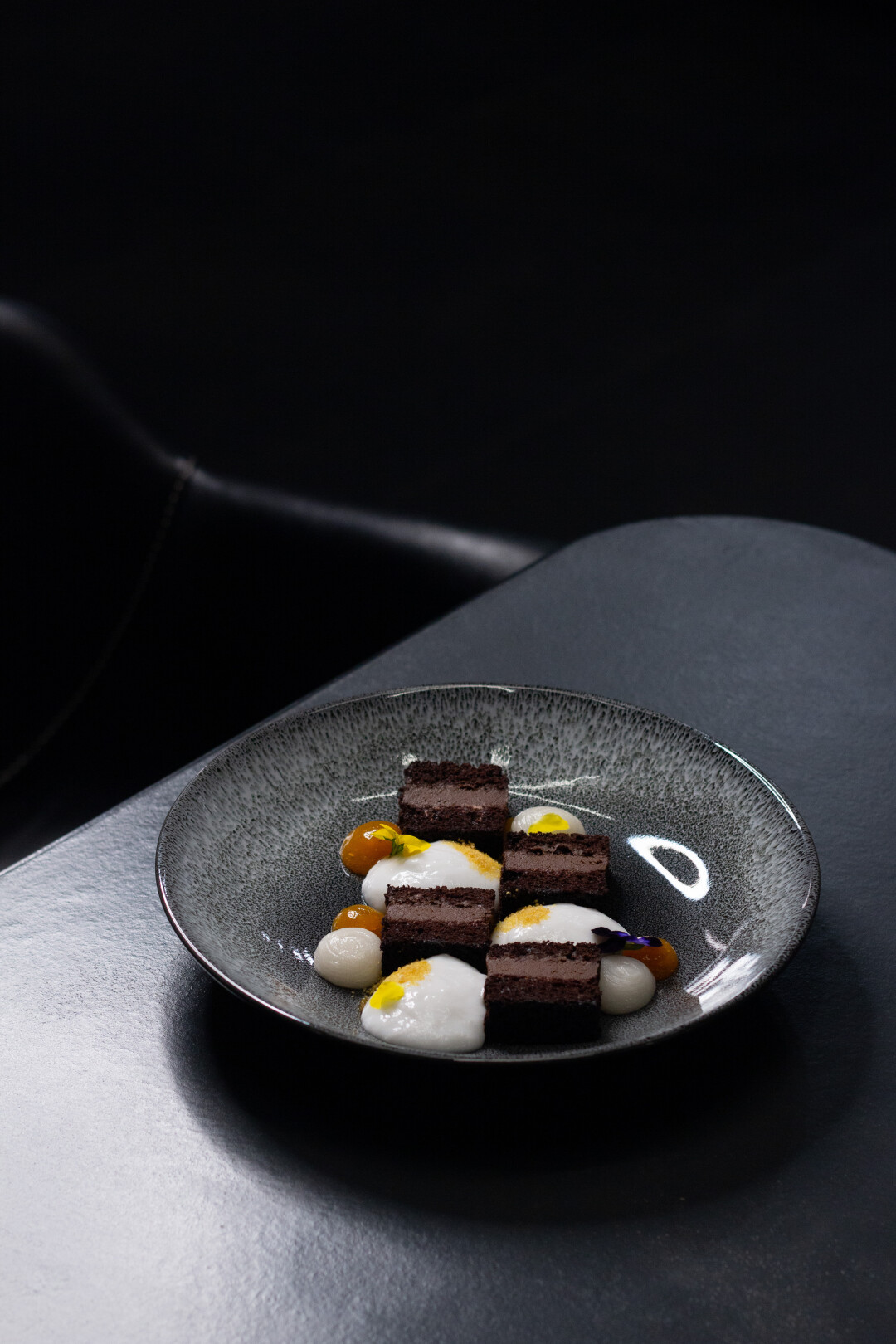 100% веганский брауни темный шоколад / банан / кокосовый мусс / гель из маракуйи