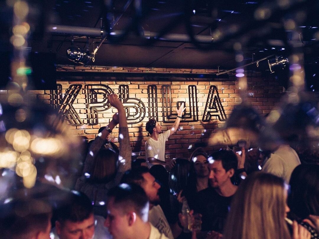 Еда: Бар-бассейн «Крыша» Коктейль-бар в историческом центре города, чтобы отдохнуть после прогулки, послушать монологи стендап-комиков или камерные