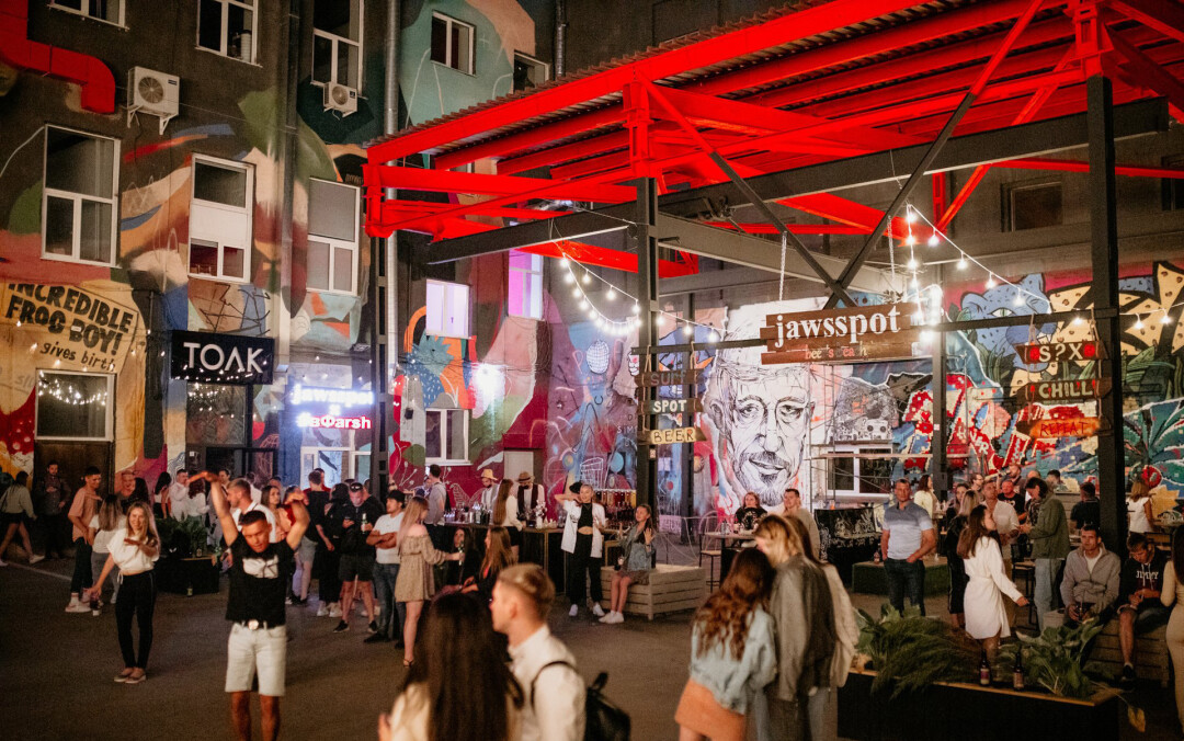 Еда: Культурное пространство «Редакция» Издательско-полиграфическое предприятие в прошлом, сейчас «Редакция» — это гастрономический квартал и