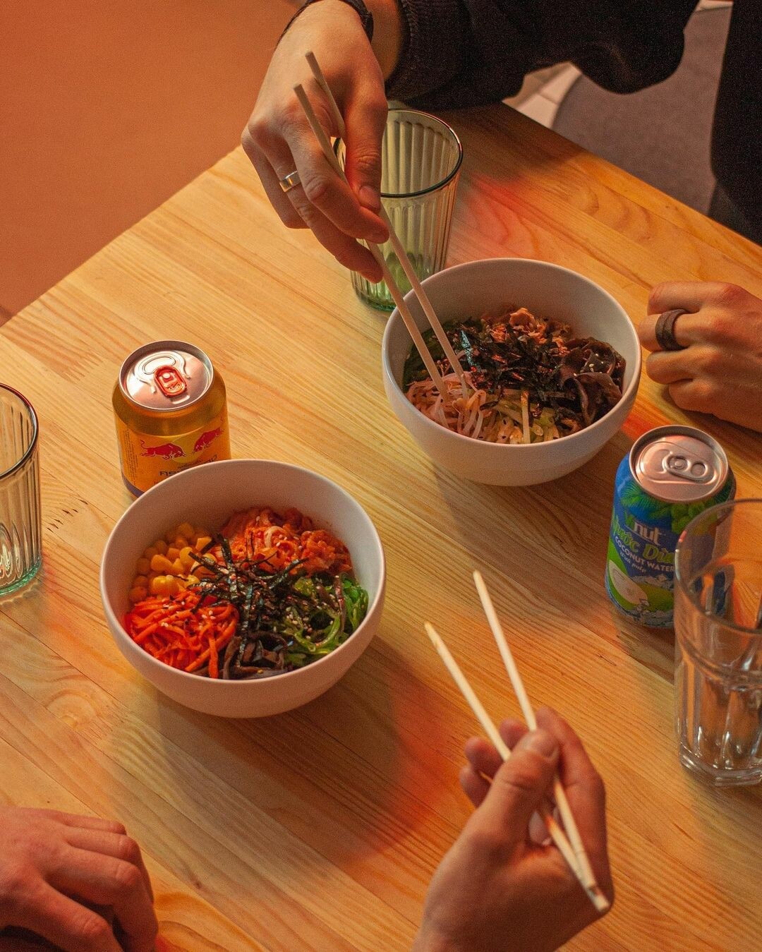 Еда: «WOWA лапша» Недорогое, вкусное и стильное азиатское заведение в центре города. Любители пряностей оценят «Адски острую лапшу», а фанатам