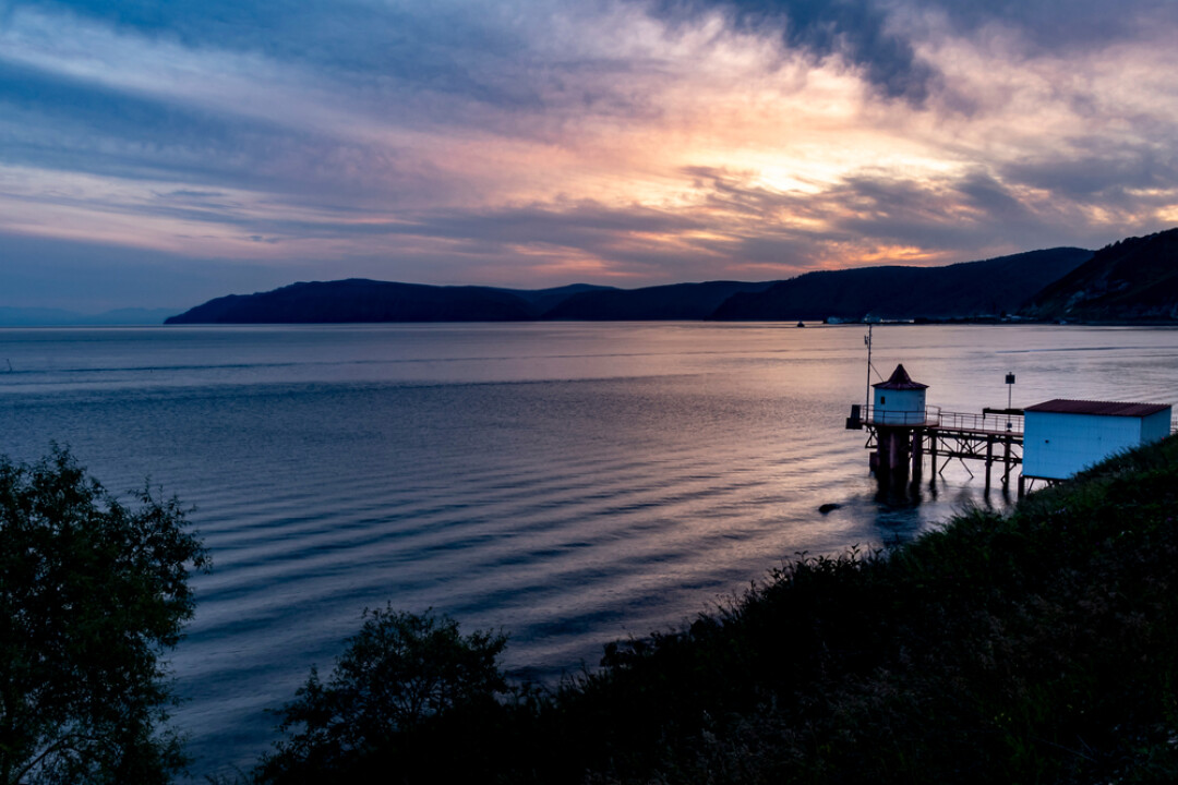 За городом: Листвянка Посещение Иркутска неизменно включает в себя поездку к озеру Байкал. Именно в поселке Листвянка можно выйти на байкальскую тропу