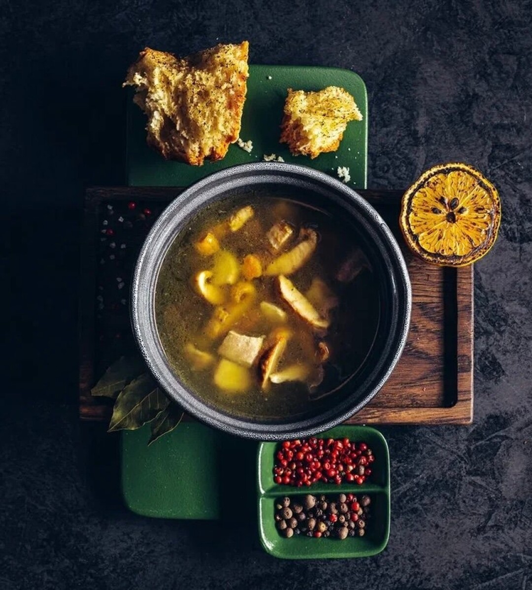 Еда: «Панорама» Название говорит само за себя: из ресторана открывается панорамный вид на центр Ханты-Мансийска. Здесь можно попробовать локальные