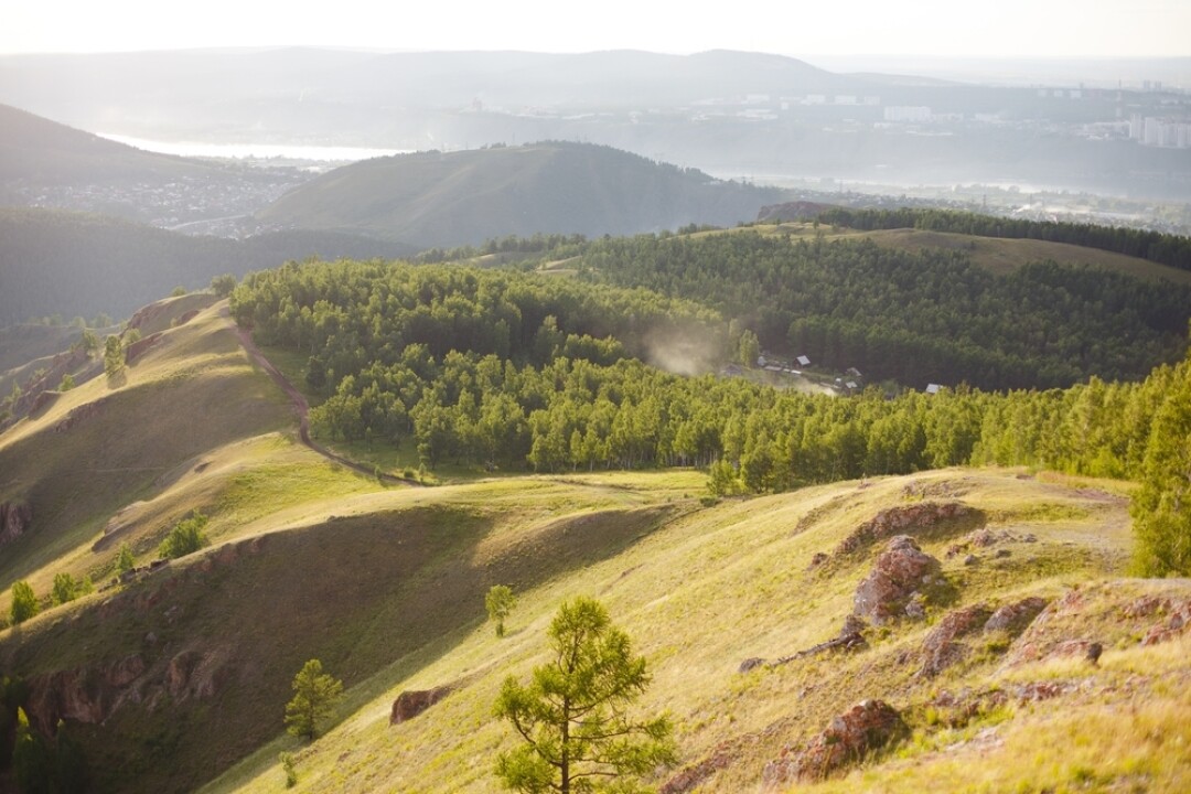 За городом: Торгашинский хребет Массив скал, напоминающий о скандинавских легендах и атмосфере сериала «Твин Пикс». Кстати, именно здесь в прошлом