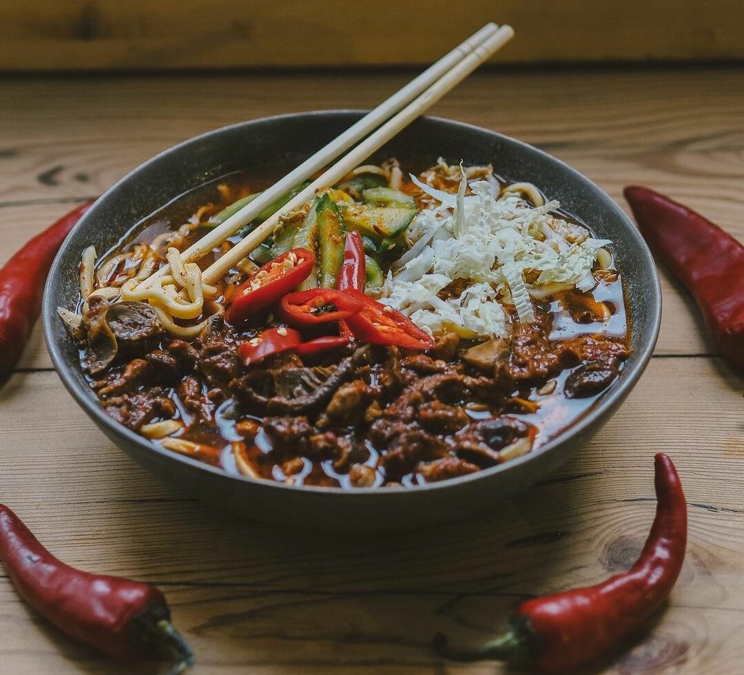 Еда: «Лапшичная с маленьким цветком в большом окне» Камерное заведение, где подают самое острое блюдо в городе — рамен по-сычуаньски. К основным