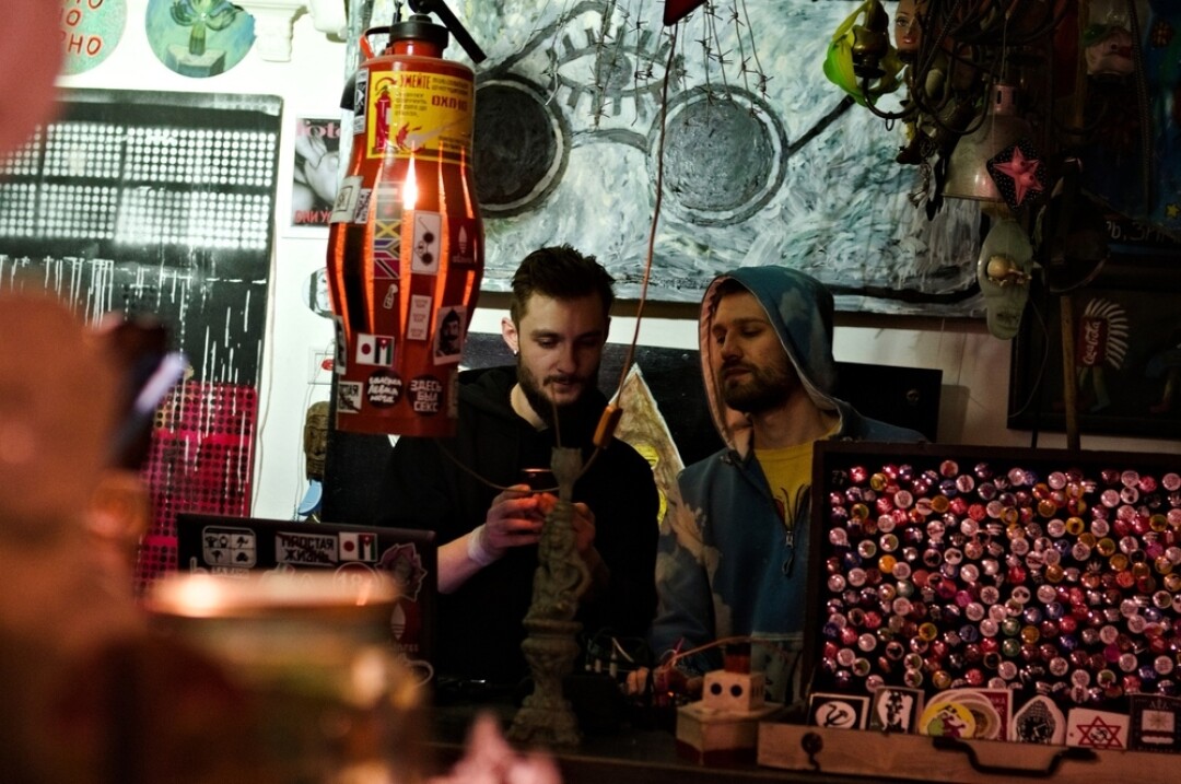 Развлечения: Галерея «Левая нога» Место, ставшее домом для локального дерзкого современного искусства. Основатель — художник Дмитрий Верже