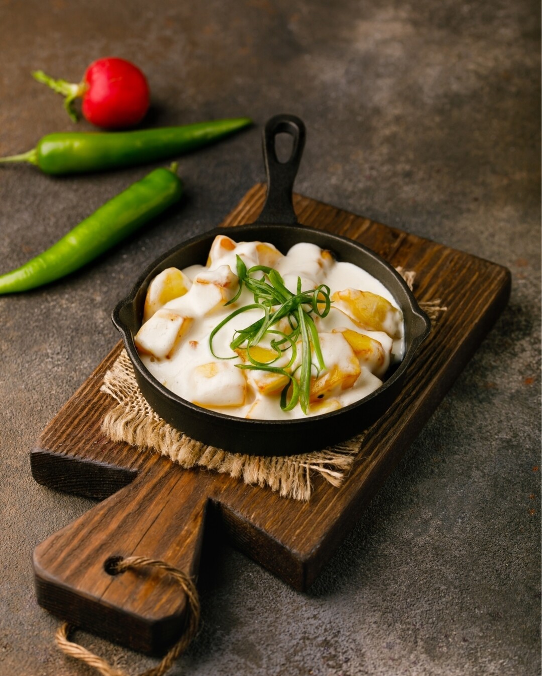 Еда: «Строганина» Заведение фокусируется на традиционных сибирских деликатесах — строганине из нерки и оленины, жареном папоротнике и кедровых