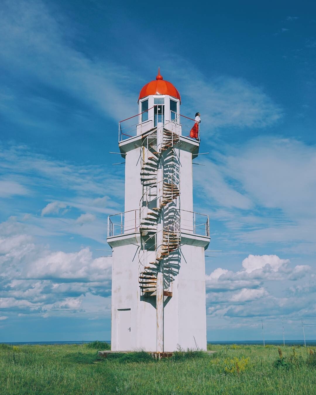За городом: Руян-на-Оби Живописный маяк высотой 17 метров — это место, где можно встретить закат или рассвет, поднявшись на вершину по винтовой