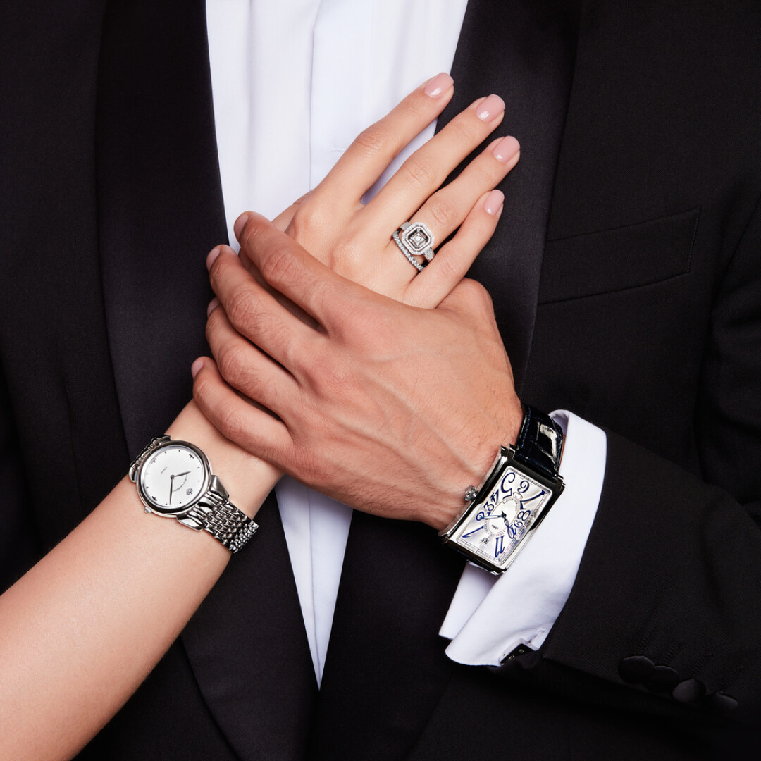 На моделях: женские часы Cuervo y Sobrinos, модель Clasico, мужские часы Cuervo y Sobrinos, модель Prominente Solo Tiempo. Помолвочное кольцо Platika