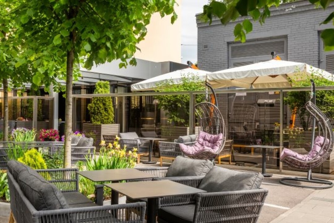 Летняя веранда во внутреннем дворике The Gamma Hotel