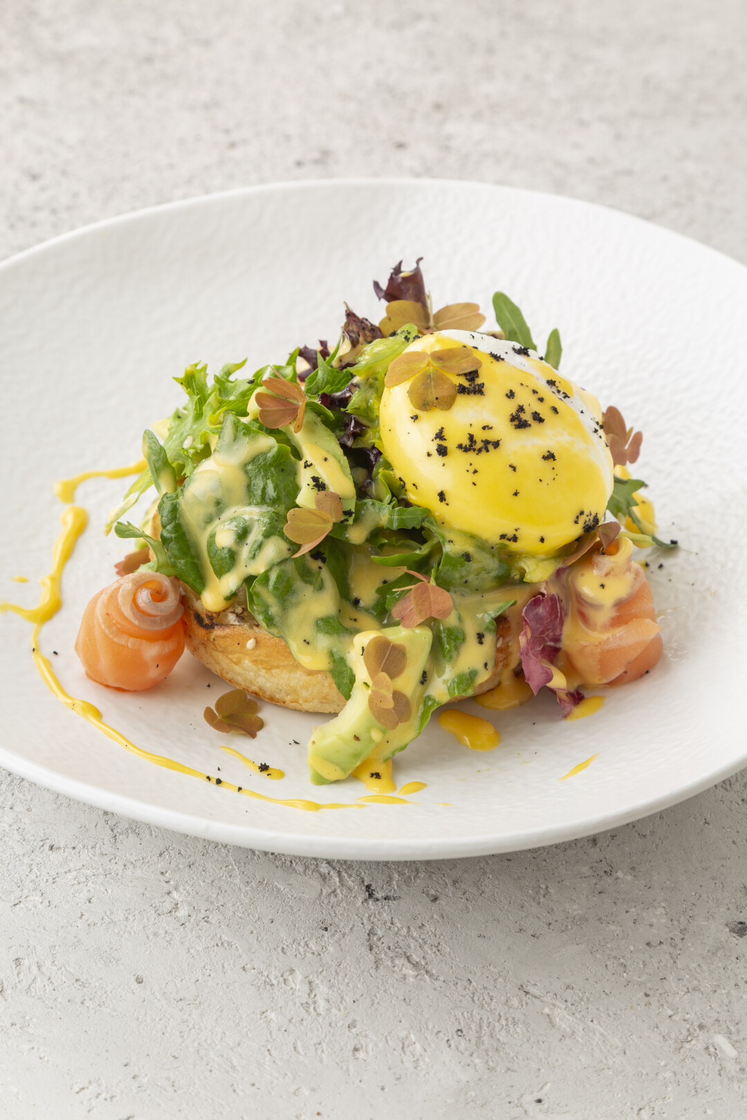 Яйцо бенедикт с авокадо и лососем