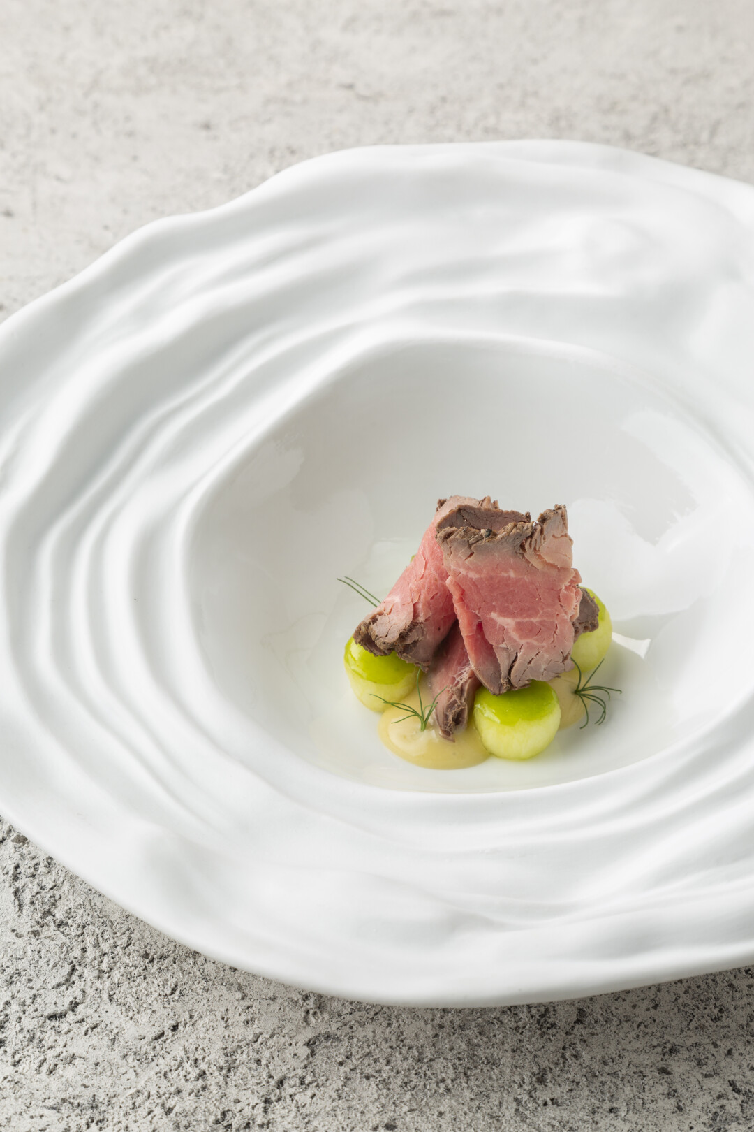 Подкопченный ростбиф, горчичный соус и моченые яблоки