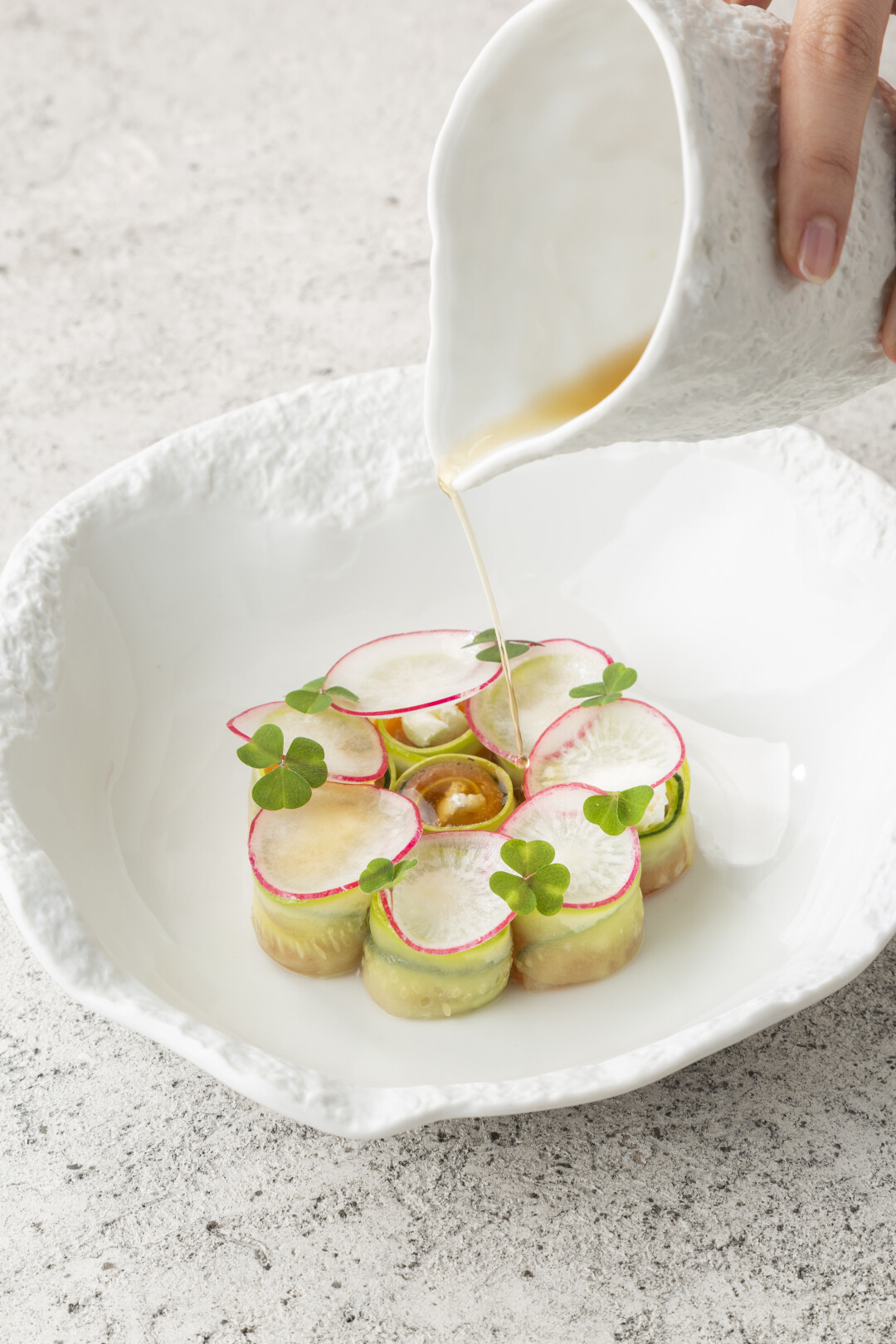 Лосось, маринованные кабачки и шисо