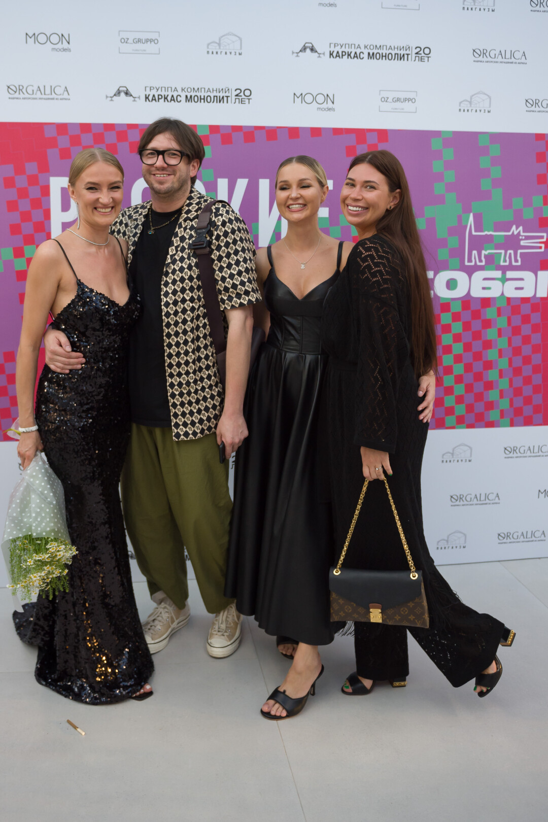 Фоторепортаж: Гости показа «Русские. Fashion night» | Sobaka.ru