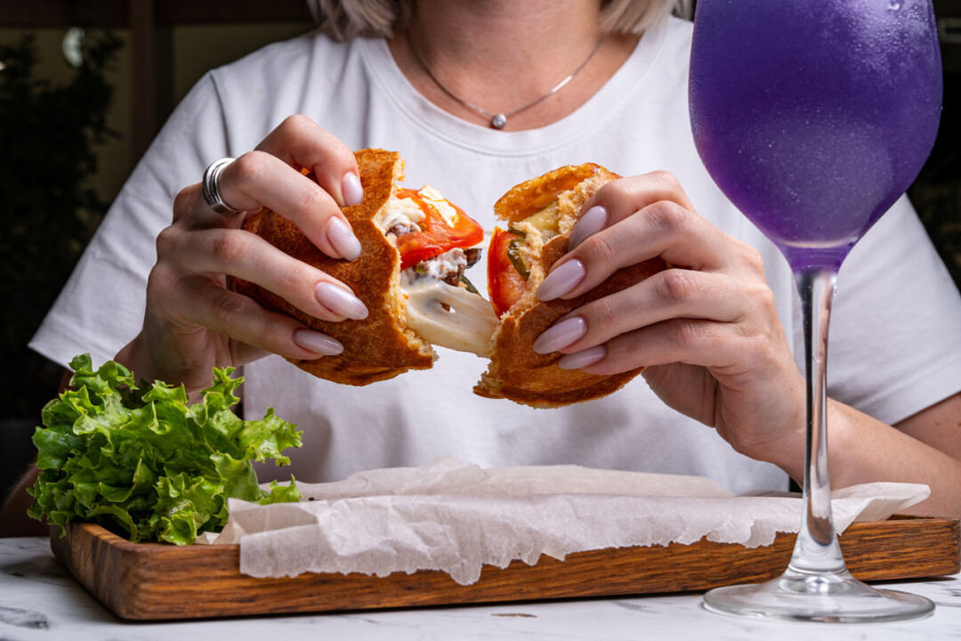 Новинка лета — закрытый UFO-бургер с говяжей котлетой, корейской морковью и листом салата