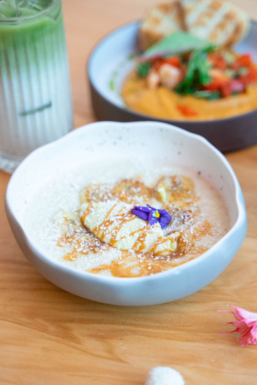 Овсянка на кокосовом молоке с бананом, кремом из авокадо и карамелизированным бананом