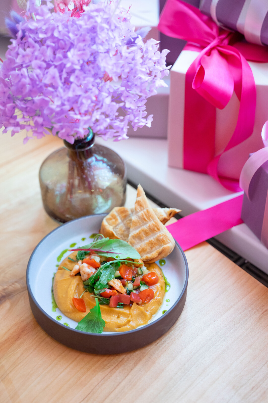 Хумус из батата с креветочным салатом и печеным перцем