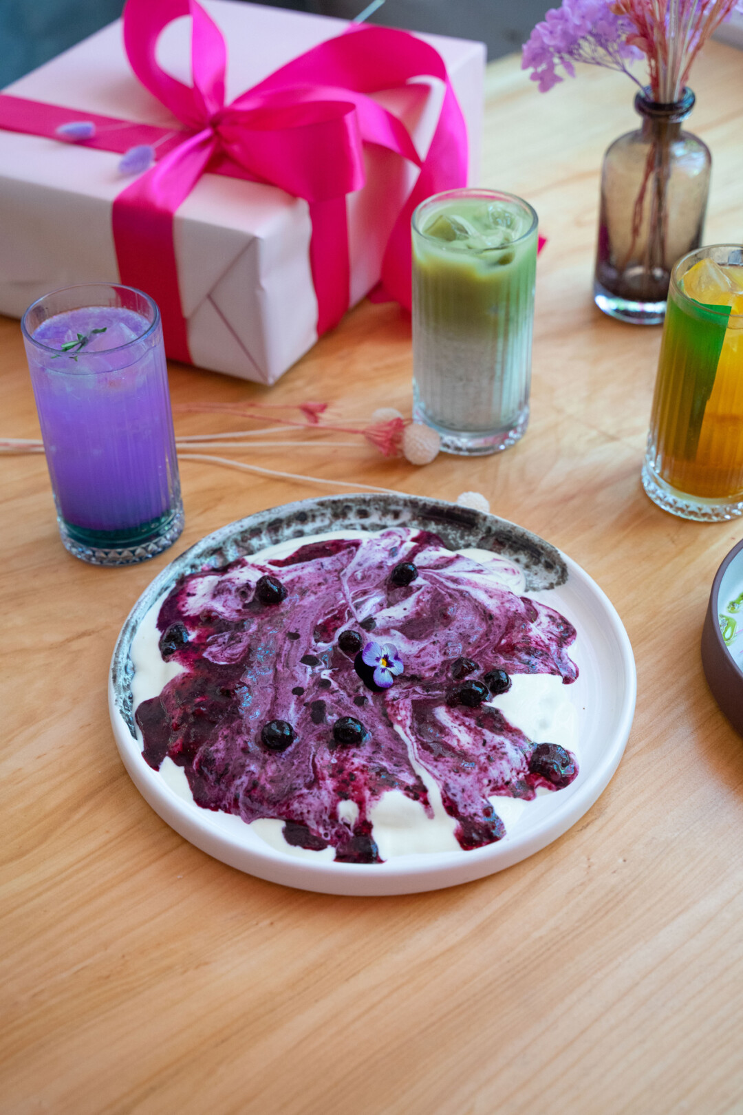 Черничный панкейк с кремом чизкейк