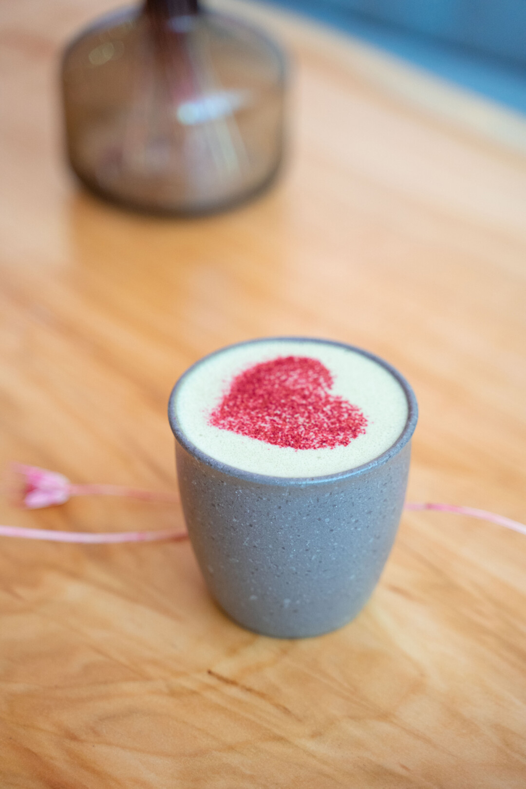 Белый какао с малиной