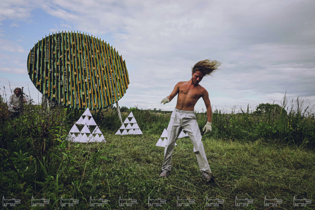 Хореограф Владимир Варнава в музыкальнопластическом этюде «Превью» с site-specific объектом «Подсолнух» индийского художника Субота Керкара