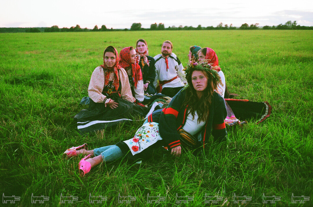 Актриса Варвара Шмыкова и фольклорный ансамбль «Комонь» (иммерсивное путешествие друзей дома Gucci в Суздаль, июль 2020)