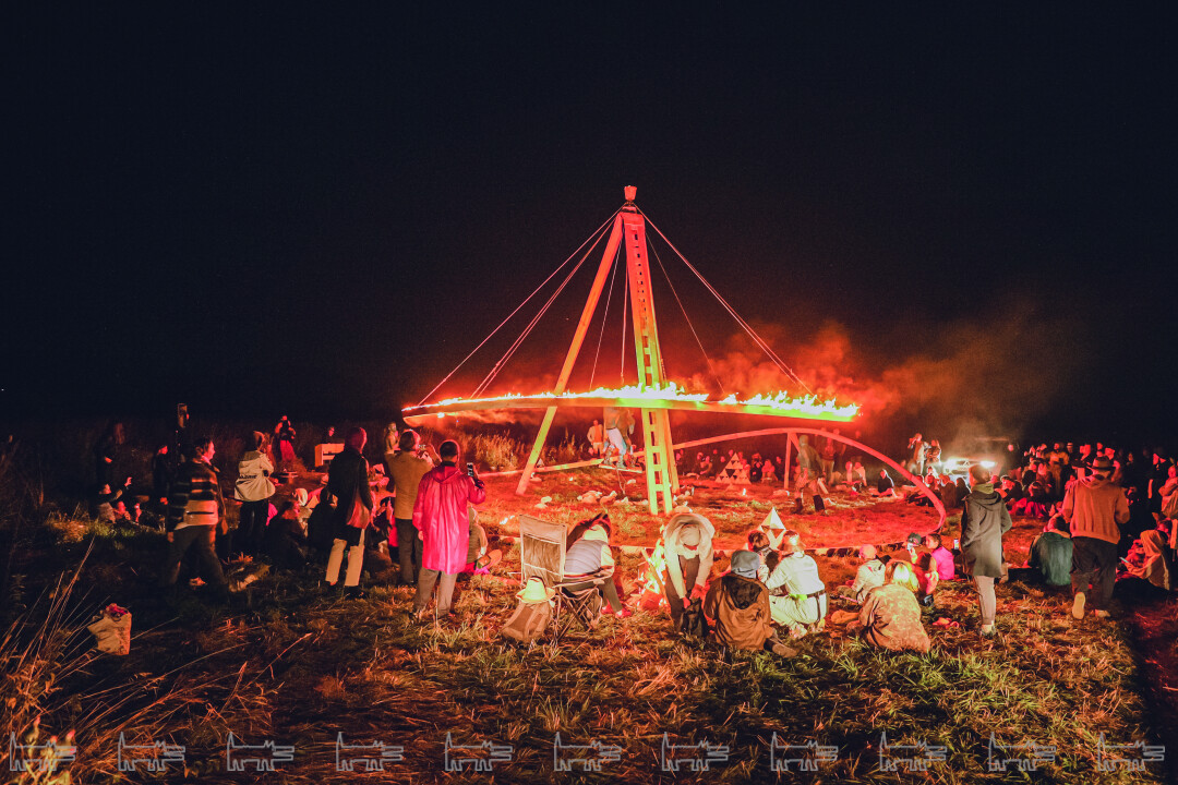 Вечерний спектакль на «Человеке МИРА» в 2020 году «Пи versus Фи», где вращался КОЛЕСОГОНЬ двенадцатиметрового диаметра. Авторы: театр «АХЕ», хореограф