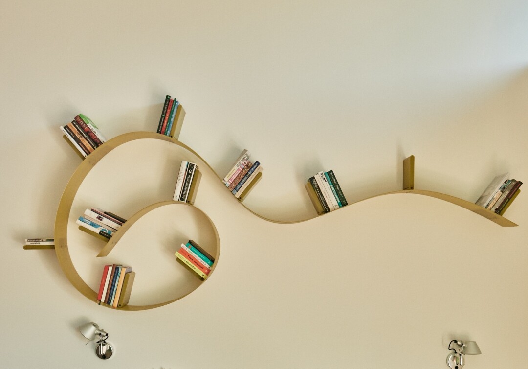 Книжная полка Kartell и бра Artemide