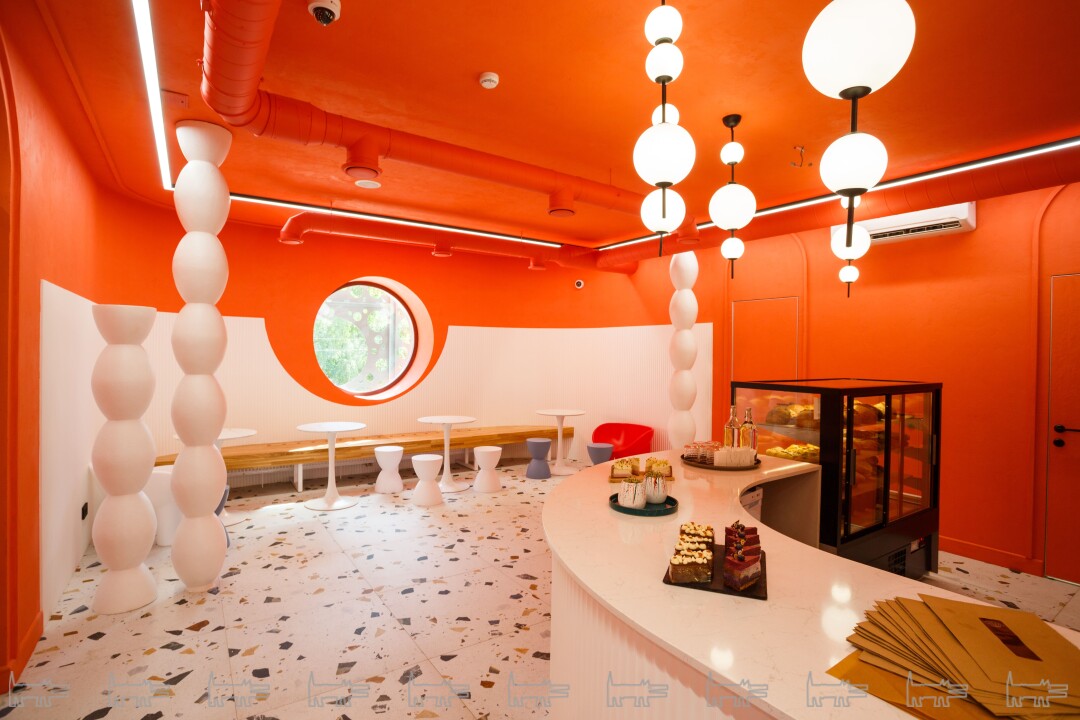 Выпечку и десерты можно взять с собой или попробовать тут же, в зоне кафе