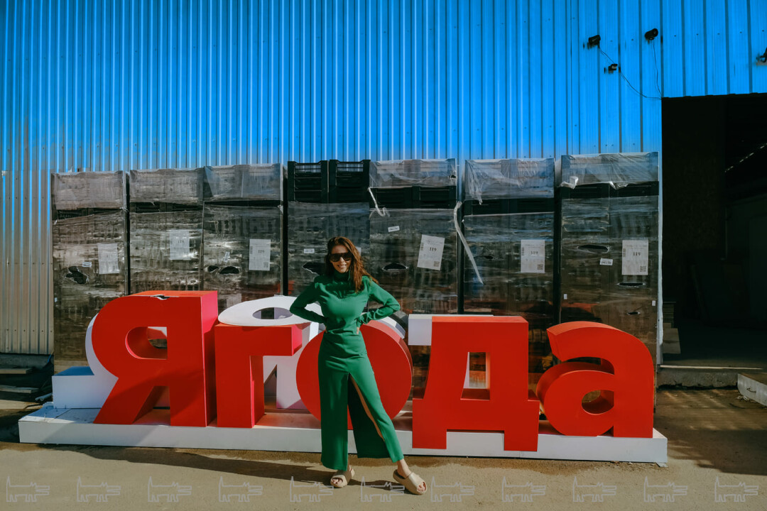 Платье Coeur 1989, очки Celine