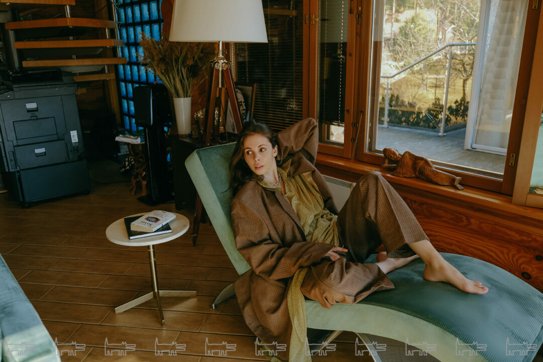 Стратегически важное место в доме Лейбманов — рекамье с видом на сад: здесь читают Джозефа Кэмпбелла, отдыхают после сбора экологически чистой