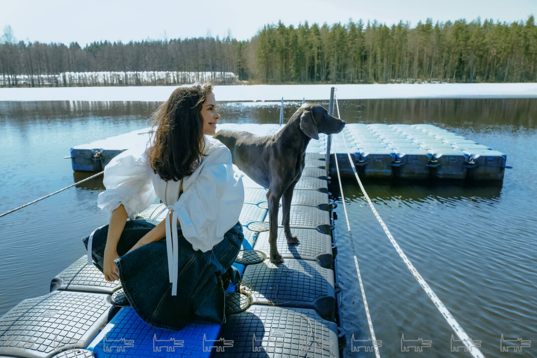 Бра-топ, юбка и блузка Alexander McQueen (все — ДЛТ)