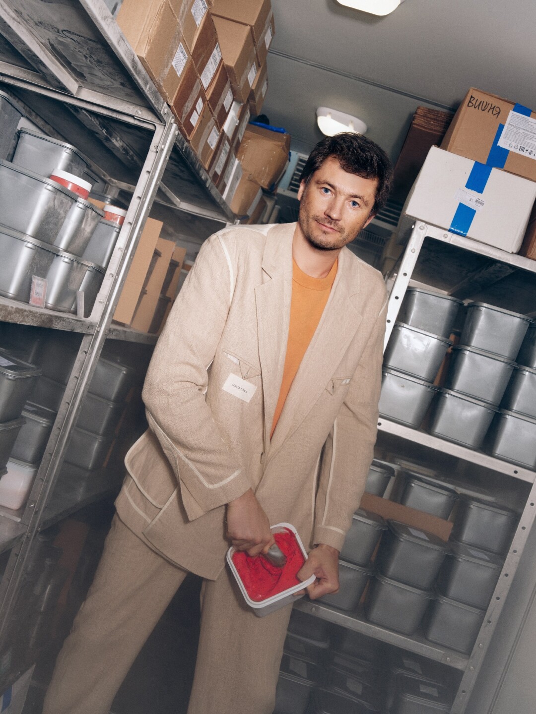 Пиджак и брюки USHATAVA, футболка Sneakers Museum