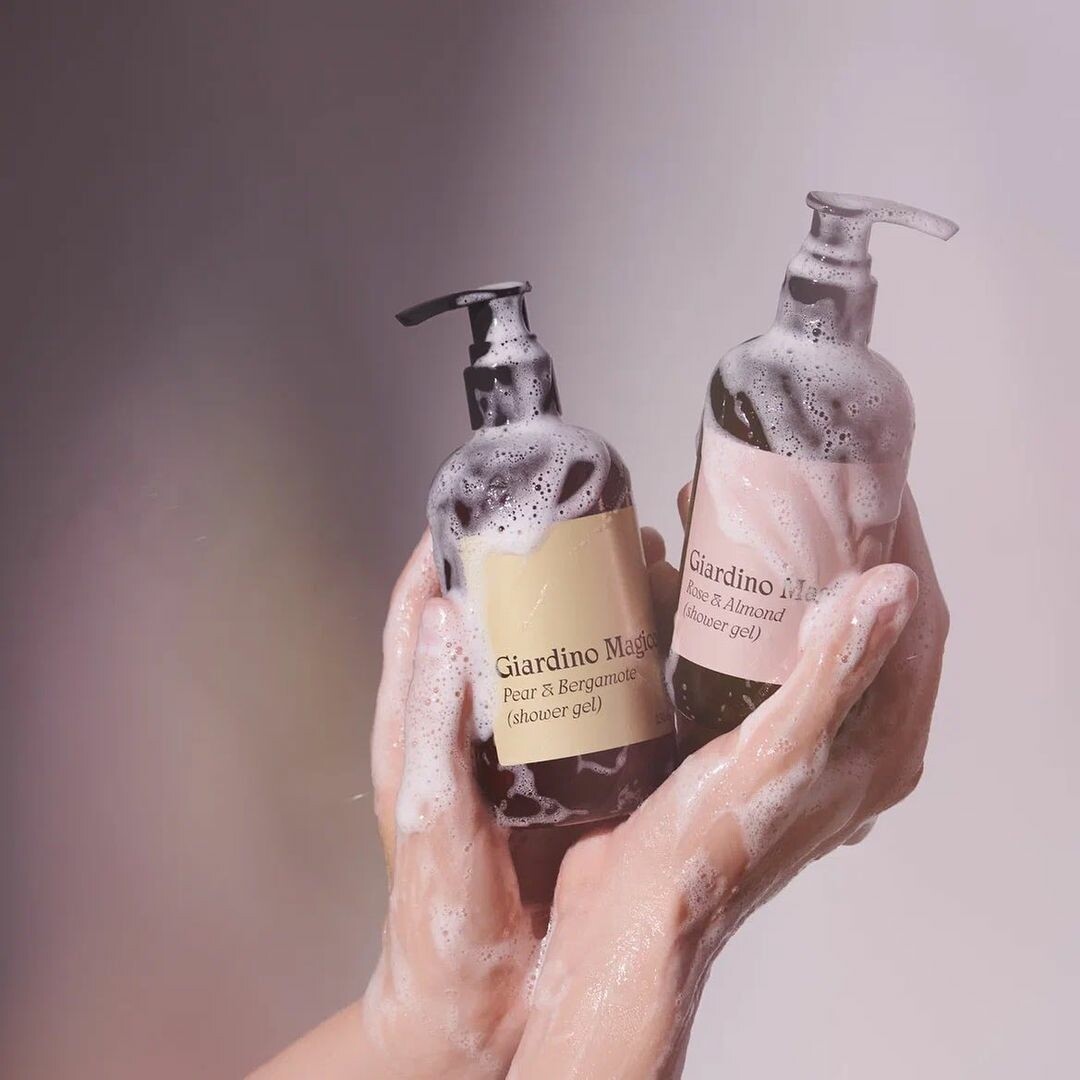Гели для душа с ароматом груши и бергамота и розы с миндалем