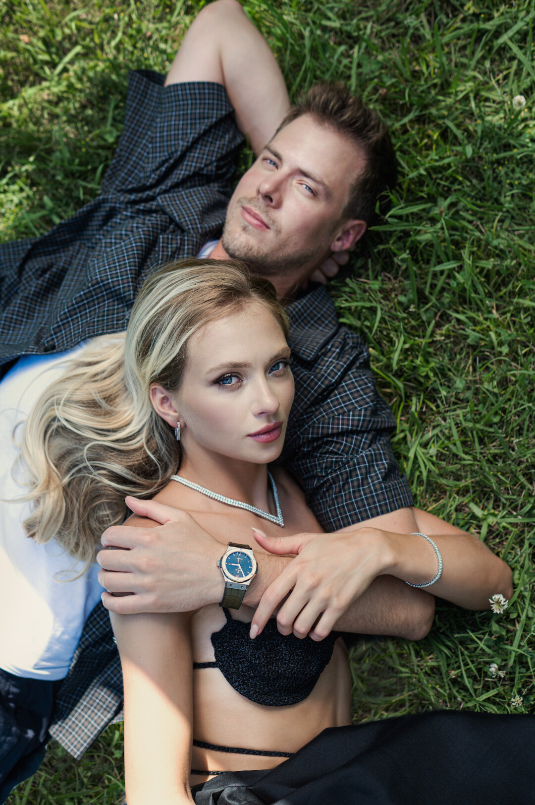 На Виктории: колье, серьги, браслет Mercury из коллекции Classic, белое золото, бриллианты. Бра-топ Magda Butrym, юбка Toteme (все – TSUM.ru). На