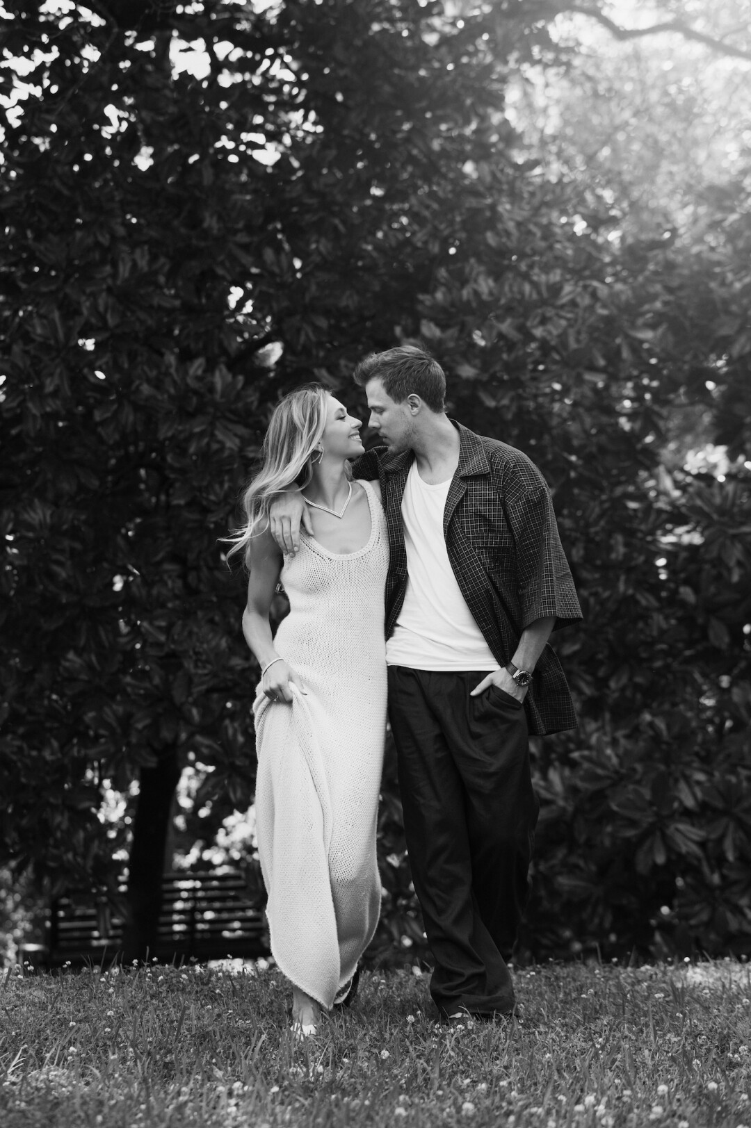 На Виктории: колье, серьги, браслет Mercury из коллекции Classic, белое золото, бриллианты. Платье Chloé, босоножки Gianvito Rossi (все – TSUM.ru). На