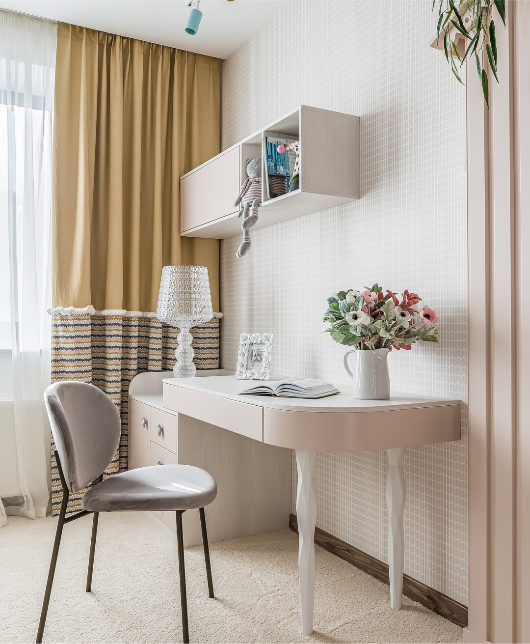 Изящный стул от Calligaris и нежный итальянский светильник от Kartell (интерьер-студия Aran)