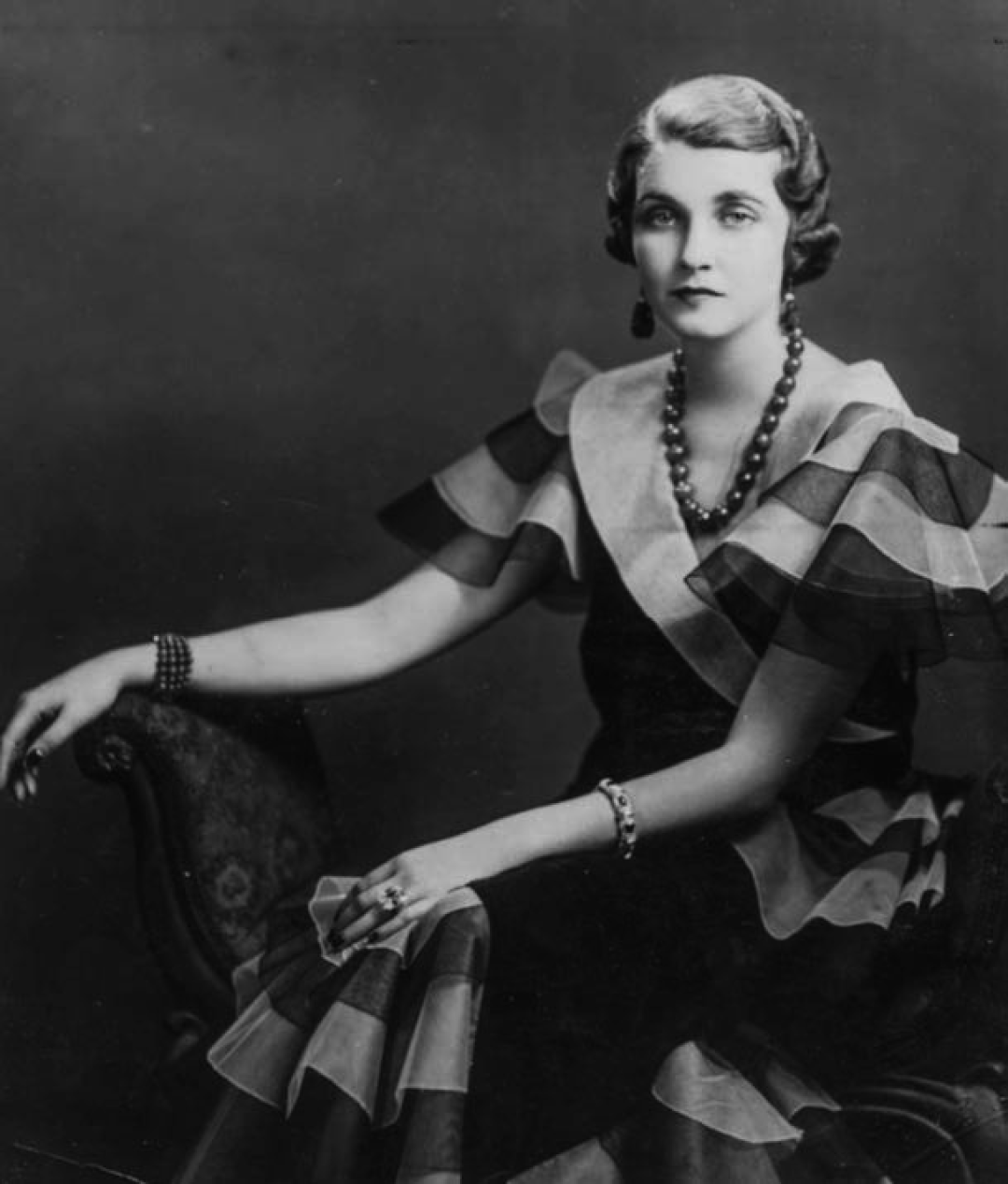 Барбара Хаттон, пожизненная клиентка Cartier, в жадеитовом колье 1933 года, которое было продано на аукционе за 27 миллионов долларов в 2014 году.