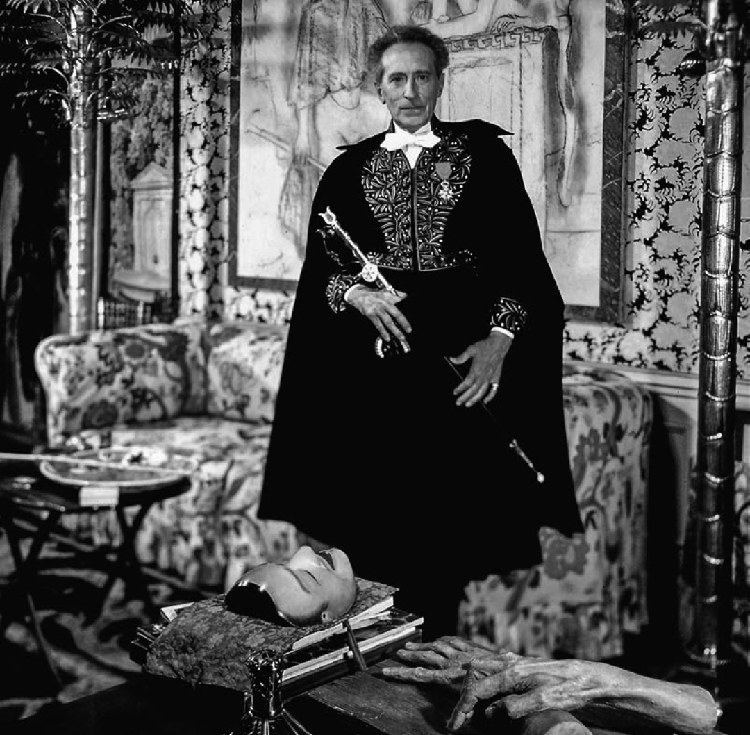 Жан Кокто у себя дома, одетый в униформу Французской академии и со шпагой Cartier, которая была сделана в 1955 году по случаю его избрания академиком.