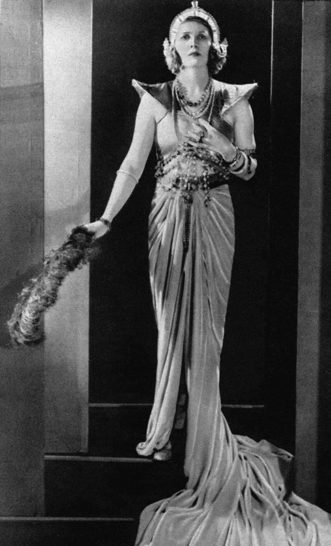 Миссис Генри Монд (клиент и друг семьи Картье) на фото в The London Illustrated News в украшениях Cartier на балу Jewels of the Empire.