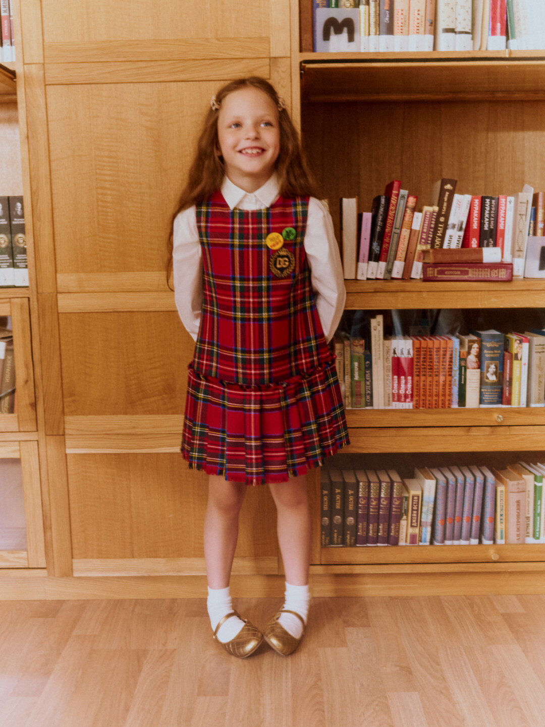 Рубашка Aletta, 10 650 руб., платье Dolce & Gabbana, 53 400 руб., балетки Age Of Innocence, 8 880 руб., заколки Junefee, 890 Руб