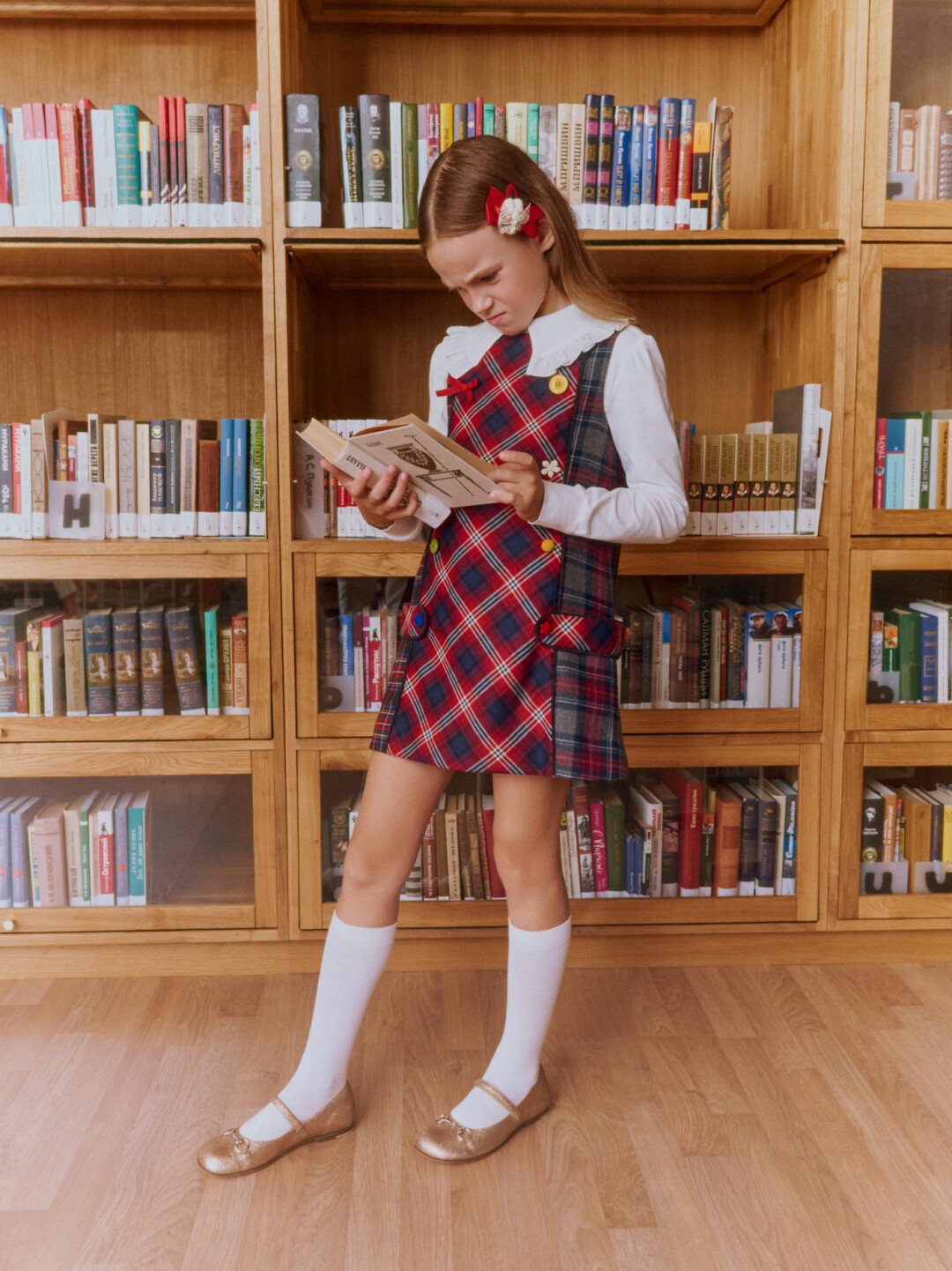 Блузка Aletta, 6 995 руб., платье Dolce & Gabbana, 59 950 руб., балетки Gucci, 47 100 руб., заколки Junefee, 1 160 руб.