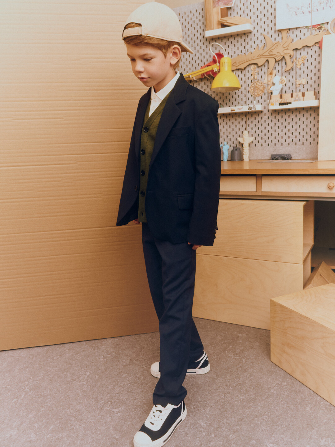 Пиджак Aletta, 22 100 руб., кардиган Burberry, 40 950 руб., поло Emporio Armani, 7 770 руб., брюки Hugo Boss, 19 950 руб., кеды Emporio Armani, 22 700